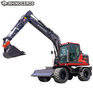 Kolový bagr s hydraulickými kleštěmi na dřevo