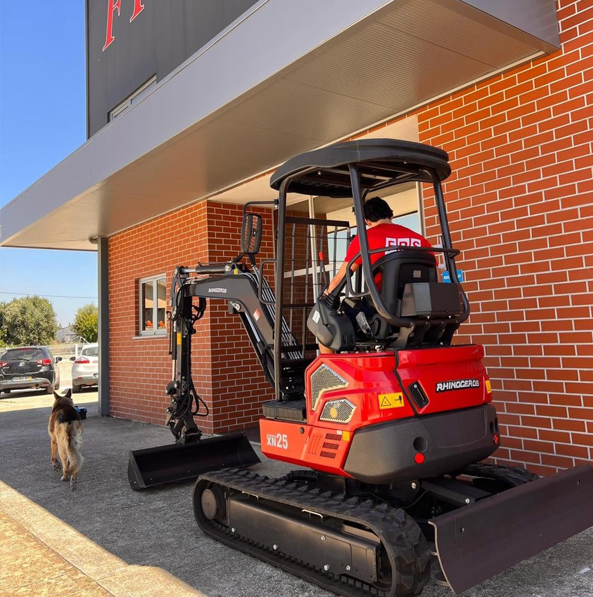 rhinoceros xn25c bagr v Portugalsku.jpg